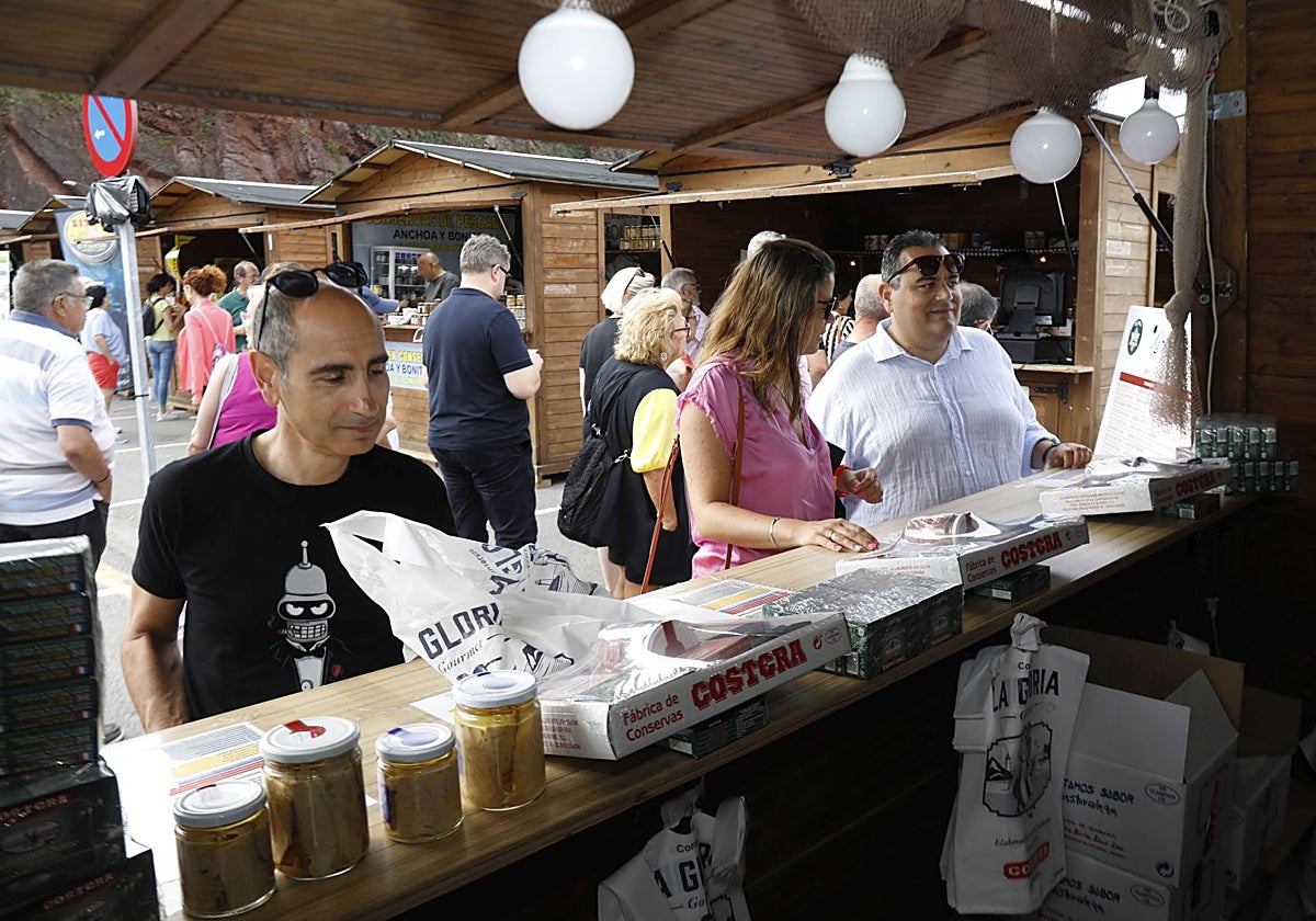 Visitantes a la Feria de la Conserva de Candás el año pasado