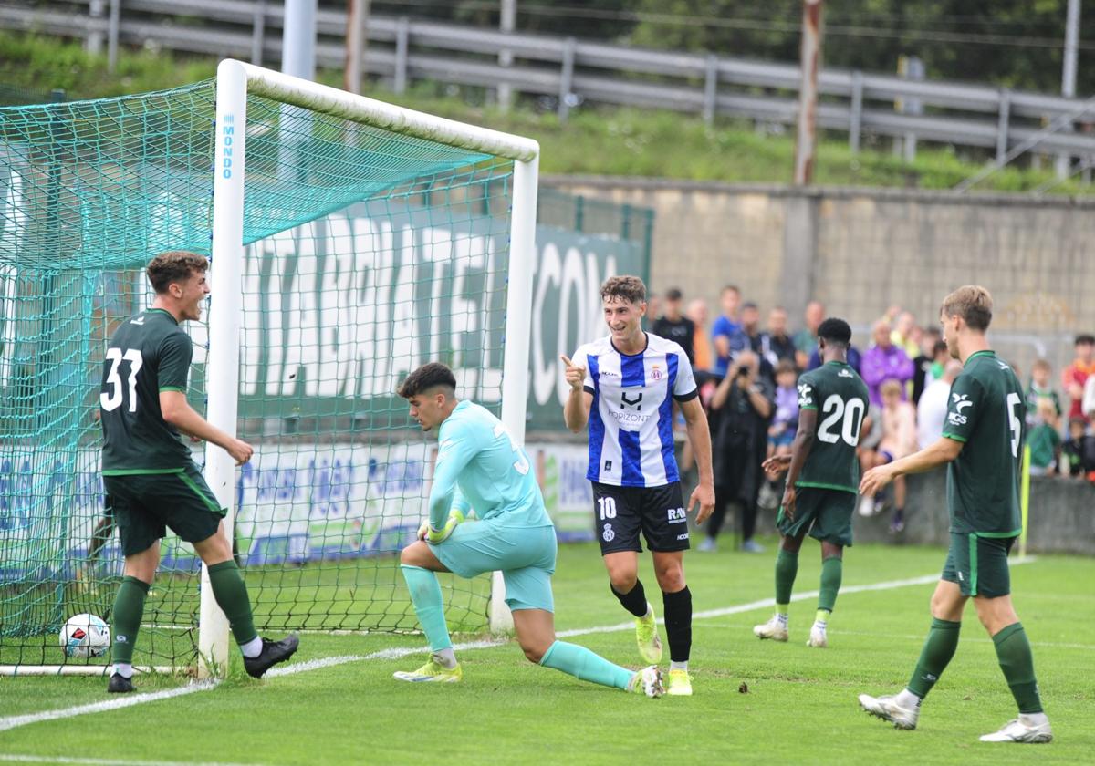 Javi Cueto le dedica su gol a Quicala Bari tras la gran asistencia del guineano, ante la que definió a placer casi en línea de meta.