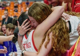 Lucía se abraza a su hermana melliza Carmen tras el partido.