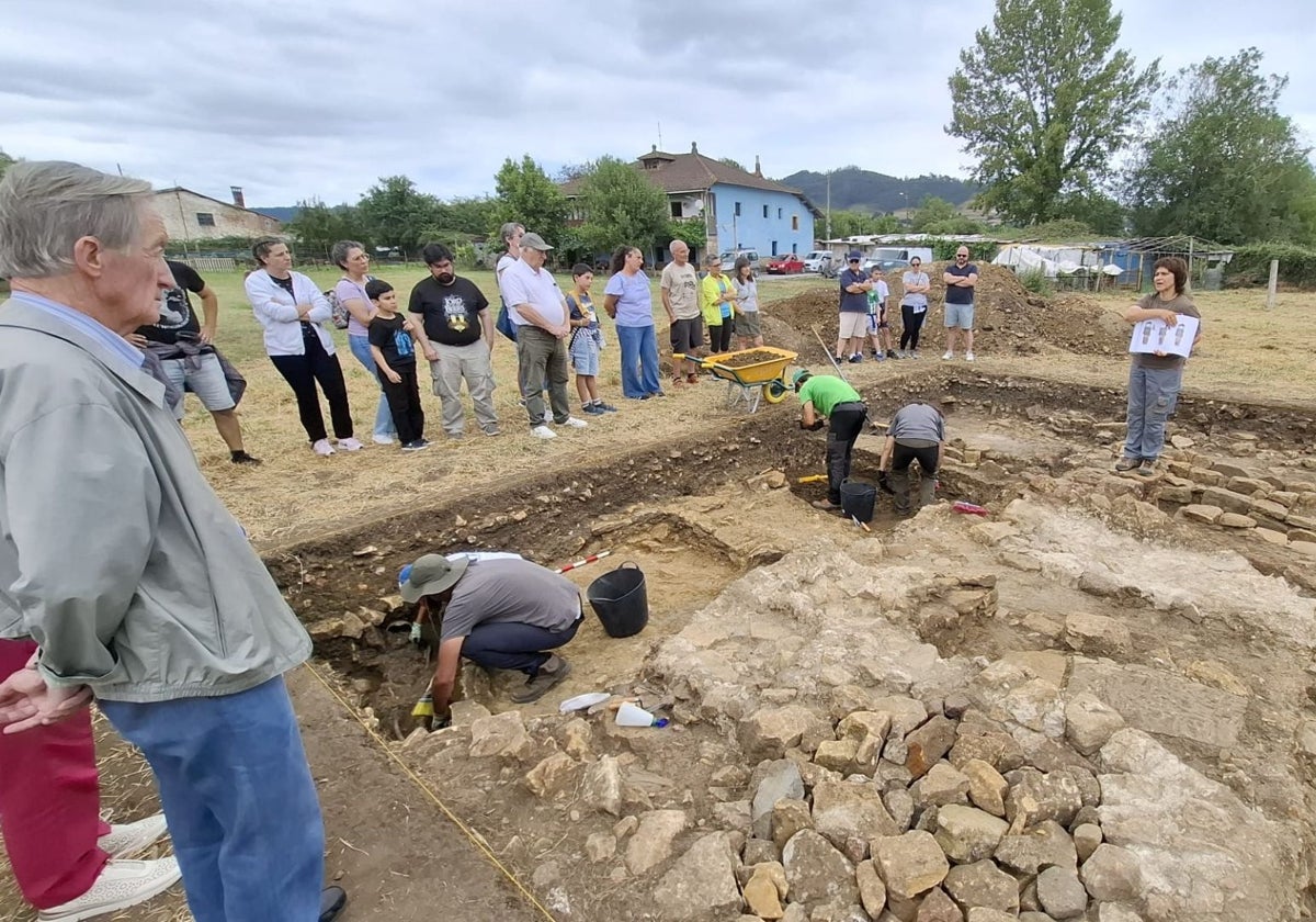 La arqueóloga Esperanza Martín explica la historia del yacimiento de Lucus Asturum a los visitantes.