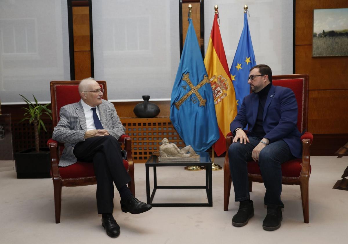 Antonio Trevín y Adrián Barbón durante la reunión que mantuvieron este año en la Presidencia.