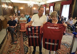 El presidente del Navarro le regaló una camiseta a la alcaldesa de Avilés.
