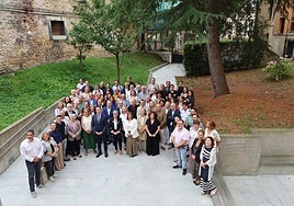 Representantes del Principado, los partidos, los ayuntamientos, la Universidad y los colectivos sociales que han suscrito esta mañana el pacto por la Salud Mental.