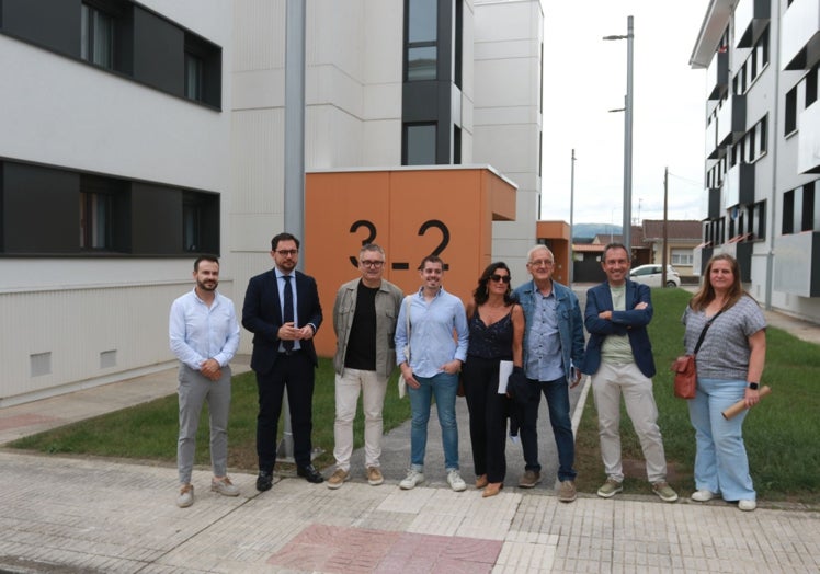 El director general de Vivienda del Principado, Jesús Manuel Sánchez; el director general de Alcaldía, Jaime Fernández-Paíno; el concejal de Infraestructuras, Gilberto Villoria; el portavoz municipal de IU, Javier Suárez Llana; la directora general de Infraestructuras del Ayuntamiento, María López Castro; el representante vecinal, Juan José Jiménez; el consejero de Vivienda, Ovidio Zapico; y la arquitecta municipal María Méndez.