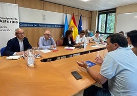 Eva Ledo, rodeada de su equipo de la consejería, en la primera reunión de ayer, con ANPE.