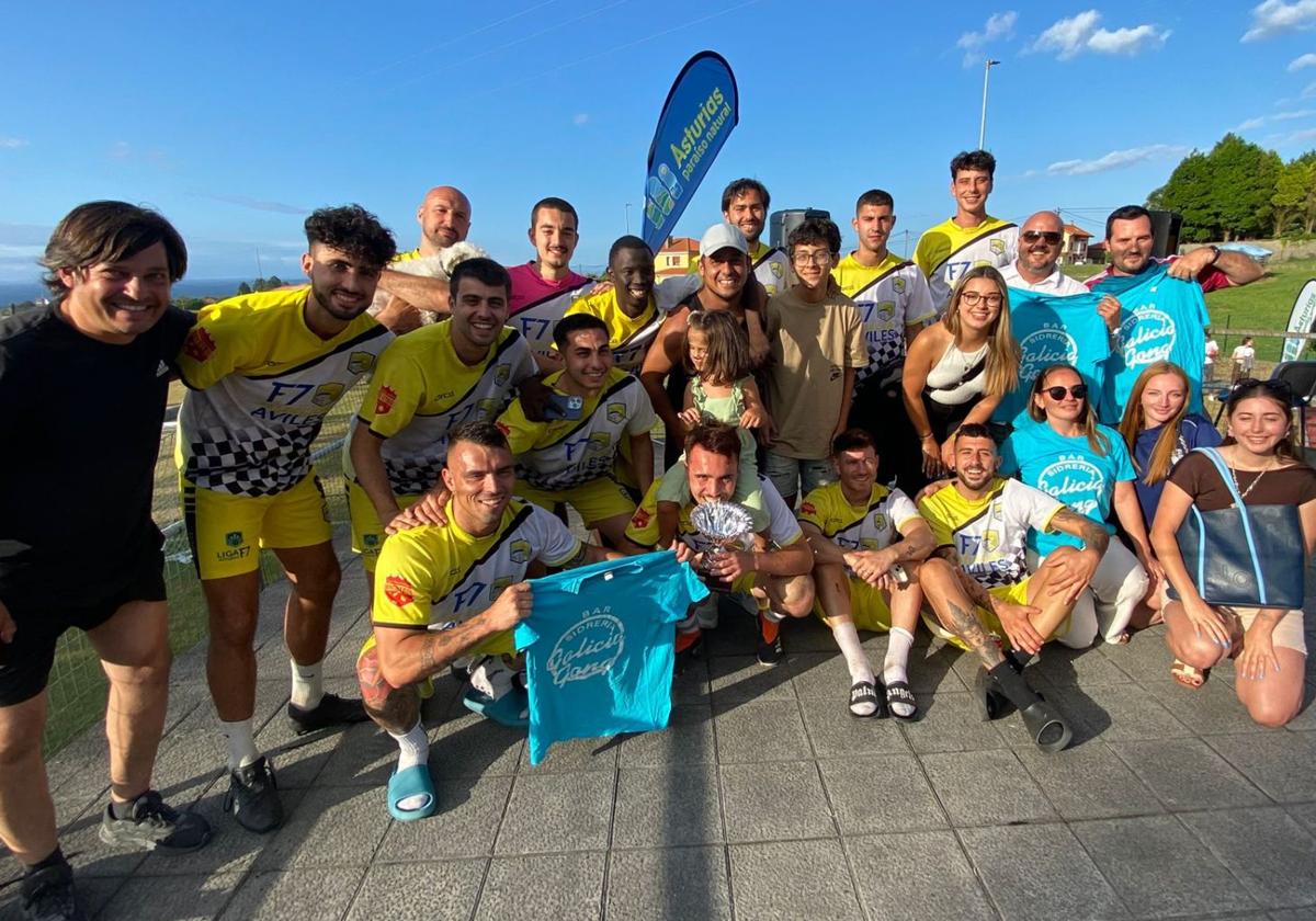 Jugadores y acompañantes del Avilés Estrellas de Al Toque Gal celebran su triunfo en Valdredo.