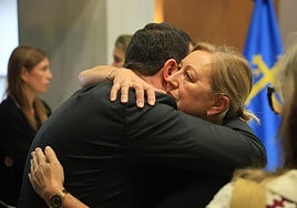Luisa Fernanda Lledias, viuda de Antonio Trevín, abraza al presidente del Principado, Adrián Barbón.