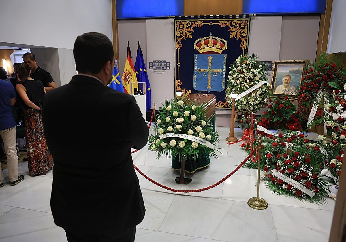 El presidente del Principado, Adrián Barbón, frente al féretro de Antonio Trevín.