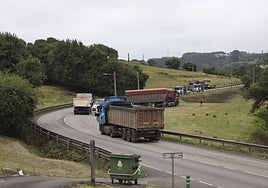 Vehículos parados en la AS-19, en el lugar en el que se produjo el accidente mortal el pasado martes.
