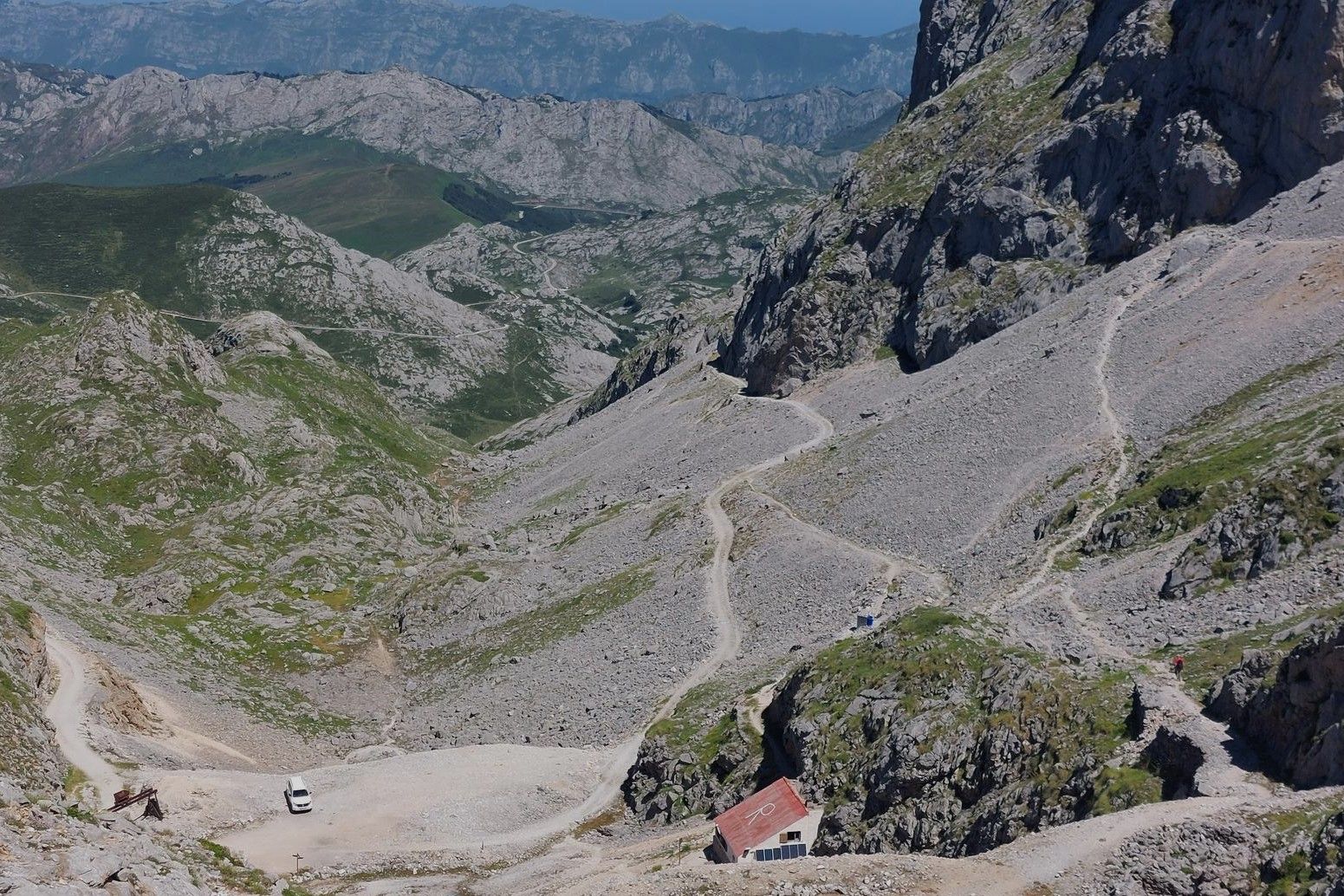 Refugio Casetón de Andara, un lugar cargado de historia en medio de un paisaje agreste y kárstico.
