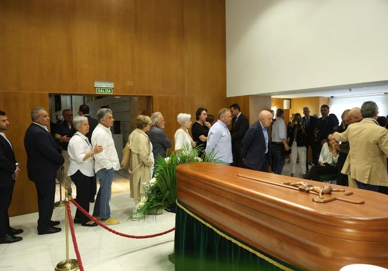 Personalidades, familiares y amigos, en la capilla ardiente de Antonio Trevín, que se ha instalado en la sede de Presidencia.