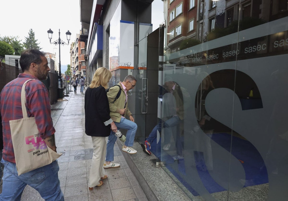 Representantes sindicales de Duro Felguera, a la entrada del SASEC, en Oviedo.