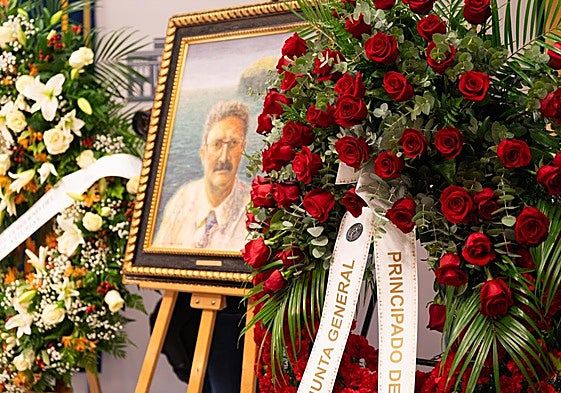 Un cuadro de Melquiades Álvarez con el retrato de Antonio Trevín preside la capilla ardiente