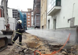Los bomberos, durante su actuación en Sotrondio.