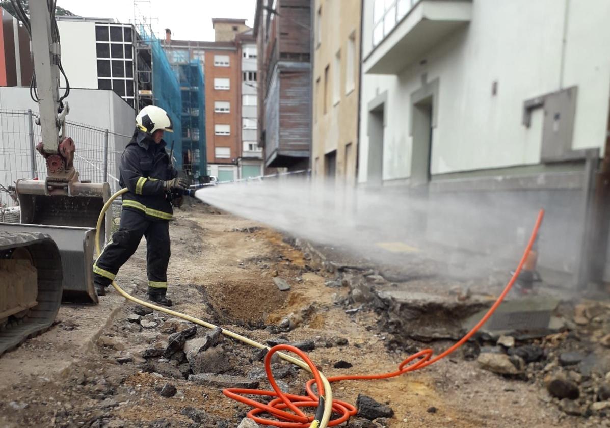 Los bomberos, durante su actuación en Sotrondio.