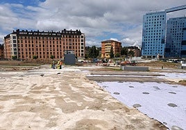 Estado de las obras del intercambiador y de los tapices rodantes del HUCA, ayer, junto al hospital.