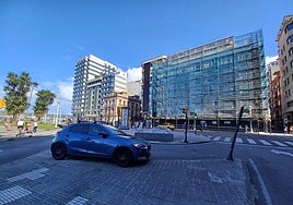 El coche tras el accidente quedó sobre la isleta frente a los jardines del Náutico.