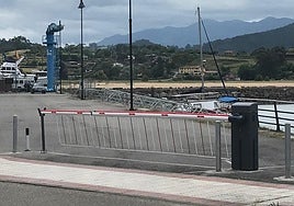 Barrera colocada en el acceso al puerto del Puntal.