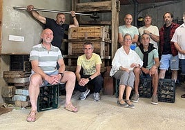 Alejandro Pidal, Sixto Nosti, Manuel Ángel Castro, Mercedes López, Rufino Pérez, Alfonso Serrano, Roberto González, Luis Sariego y Ricardo García, en un llagar casero en Ruedes.