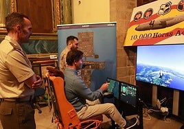 El concejal de Relaciones Institucionales, Jorge González-Palacios prueba el simulador del A400M en La Colegiata.