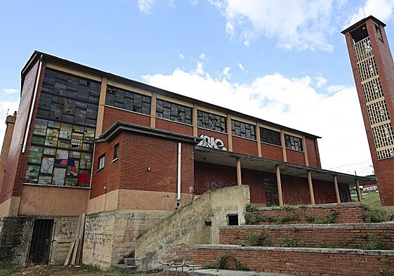 La iglesia de Santa Teresa de Soto, enTrubia, llena de grafitis y con numerosas vidrieras rotas.