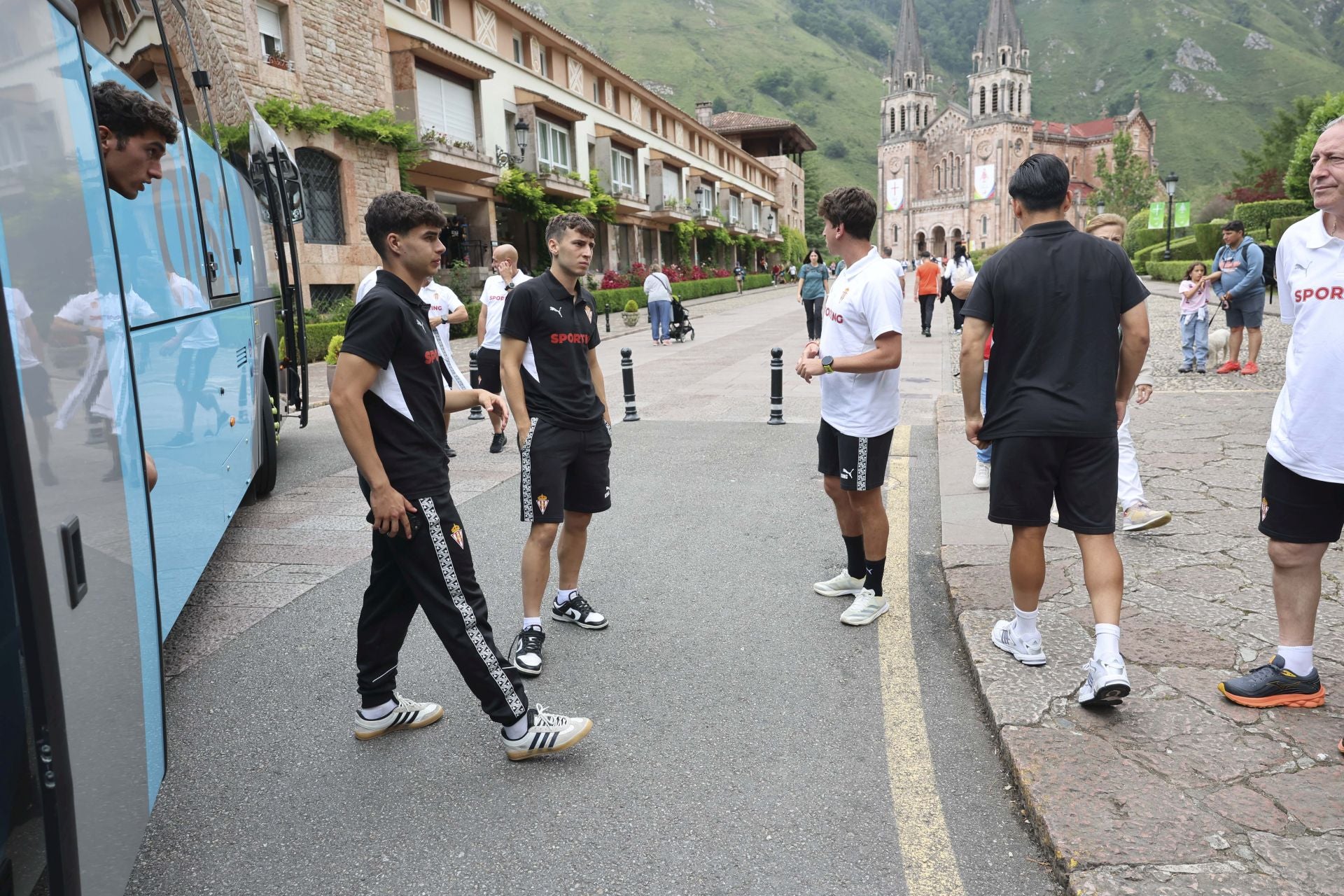 La Santina bendice la nueva temporada del Sporting de Gijón