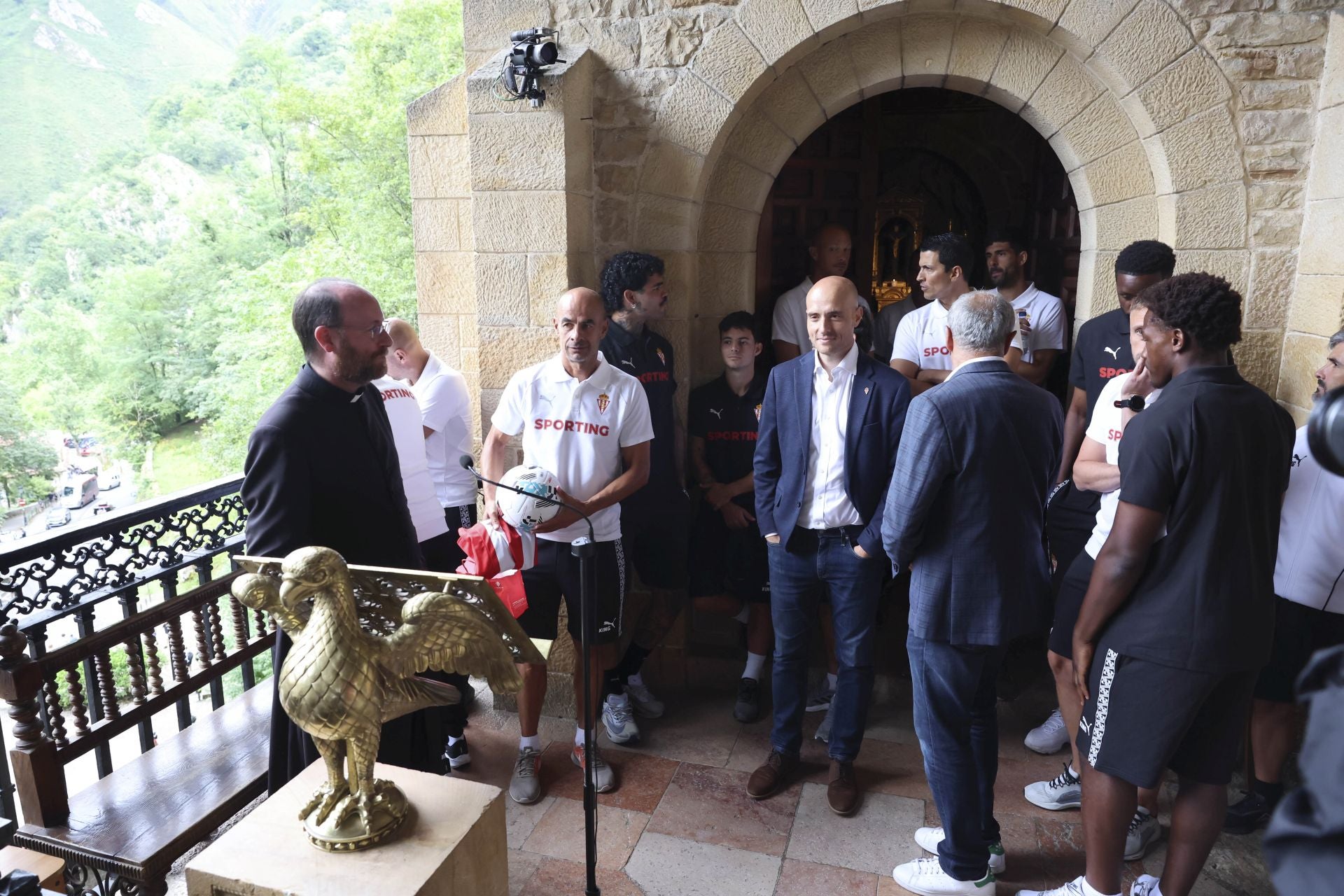 La Santina bendice la nueva temporada del Sporting de Gijón