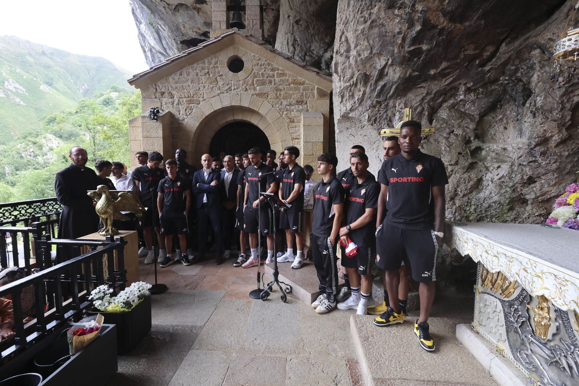 La Santina bendice la nueva temporada del Sporting de Gijón