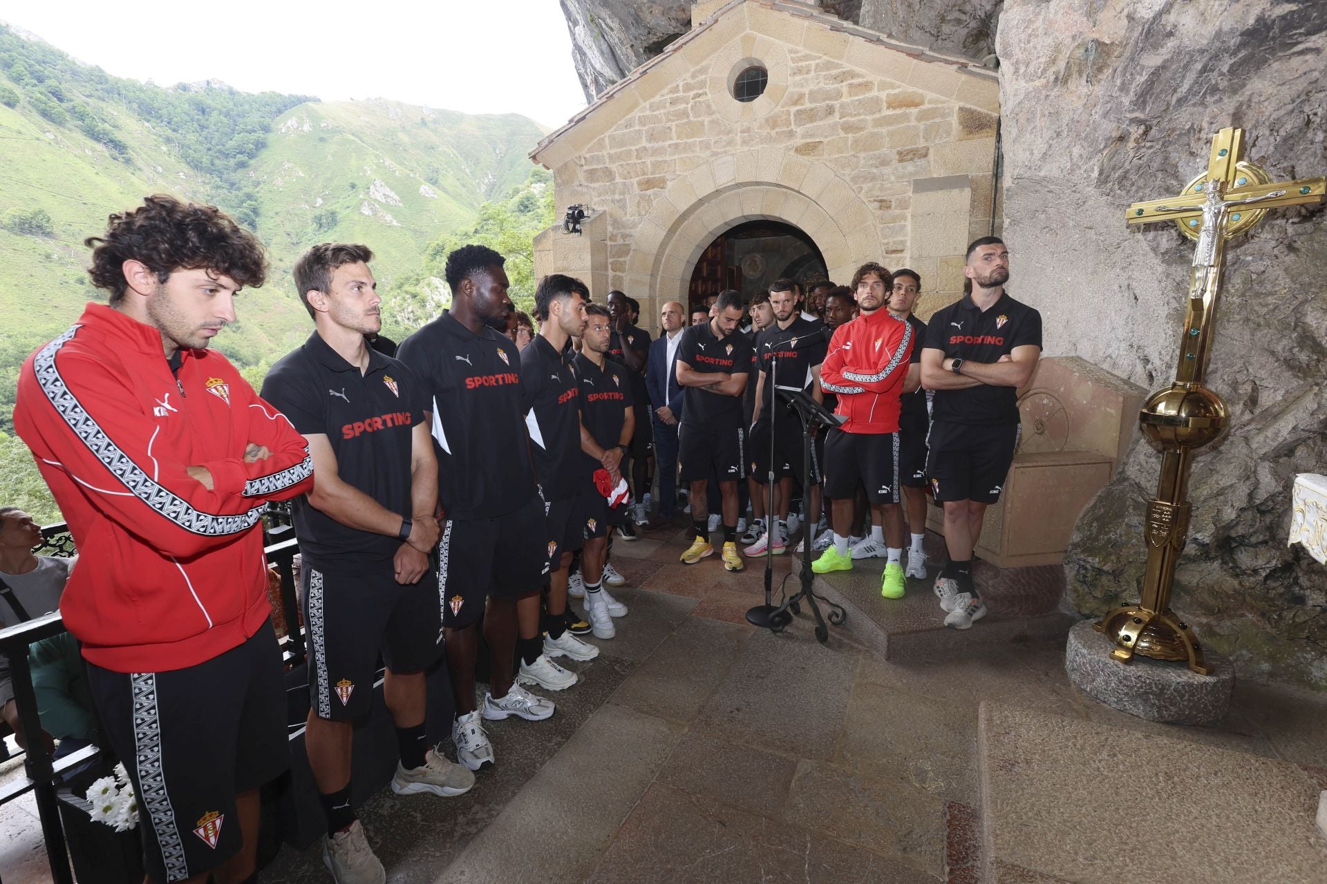 La Santina bendice la nueva temporada del Sporting de Gijón
