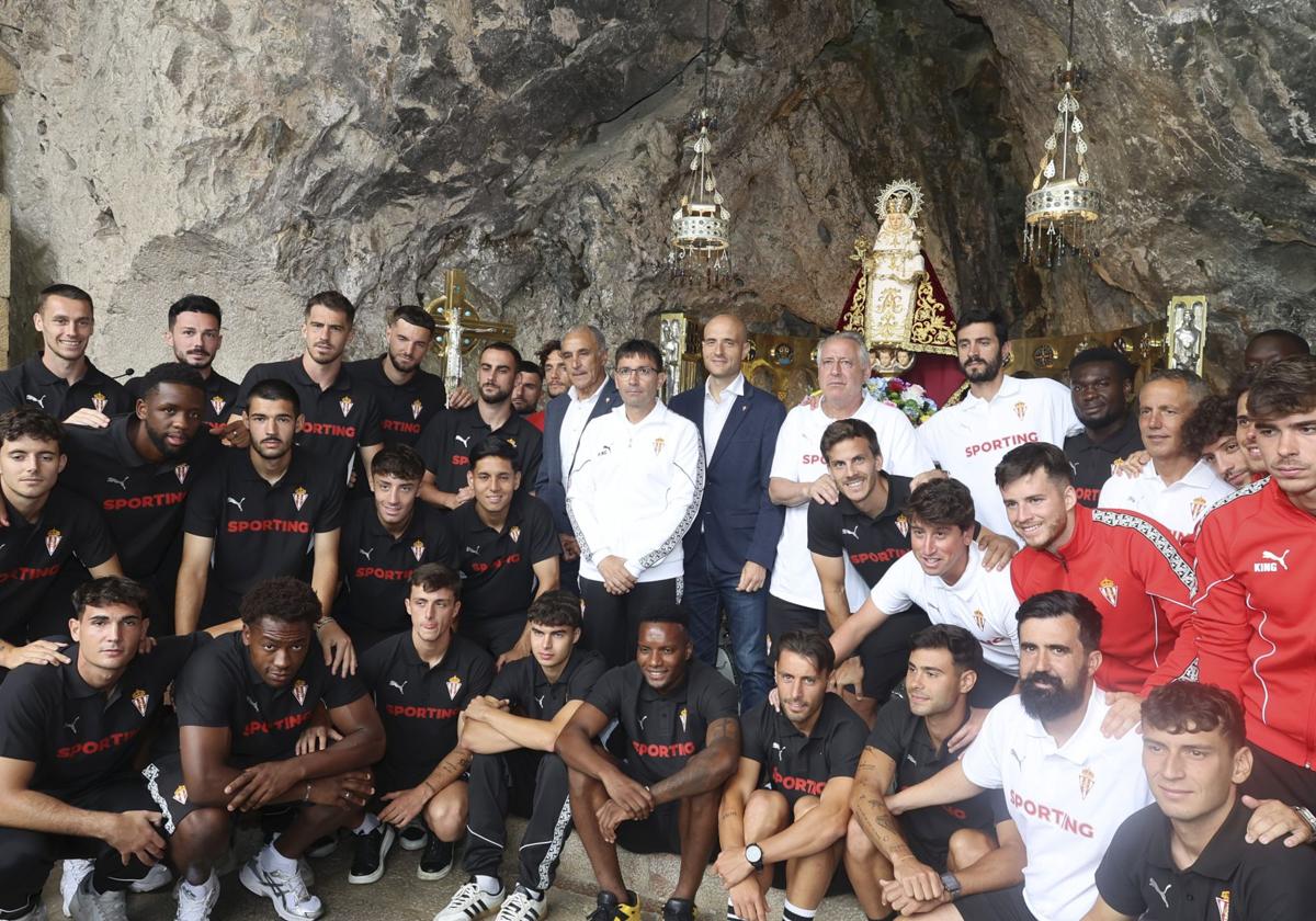 La plantilla y la directiva del Sporting de Gijón posan junto a la Santina.