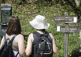 Dos turistas en la Ruta del Agua.