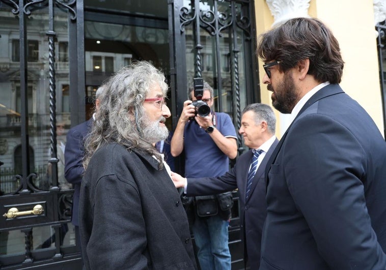 Tenso encuentro en la capilla ardiente con el alcalde de Llanes