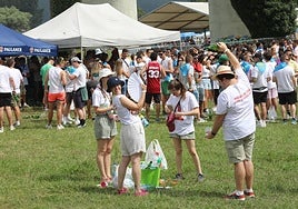 Romeros en el prau Salcéu en una pasada edición del Xiringüelu de Pravia.