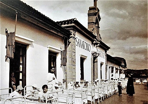 Niños en sus camillas tomando el sol en la terraza. ARCHIVO DEL SANATORIO MARÍTIMO