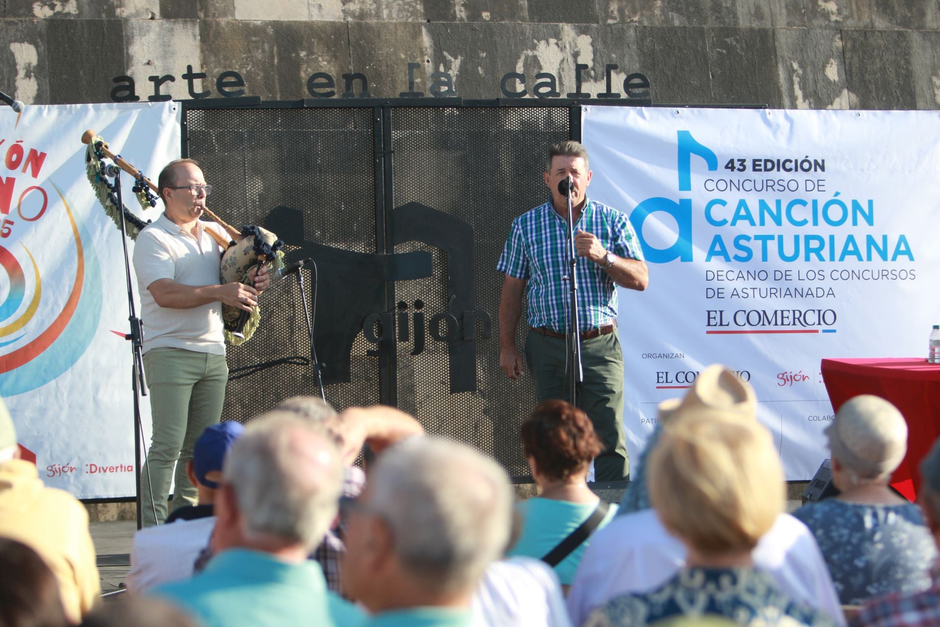 El concurso de Canción Asturiana de EL COMERCIO llena la plaza de la República