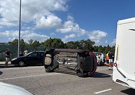 Así quedó el coche volcado en la avenida Albert Einstein.