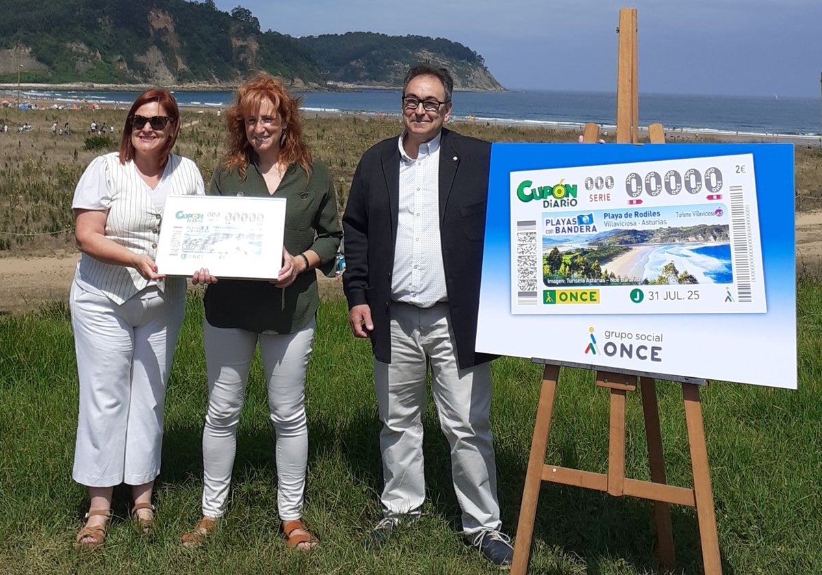 La delegada de la ONCE en Asturias, Yobanka Cuervo; la teniente de alcalde de Villaviciosa, Lorena Villar; y Juan Jesús García, director de la Agencia de la ONCE de Gijón.