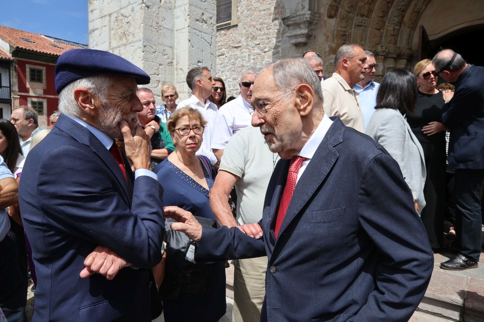 Emotivo adiós a Antonio Trevín en Llanes