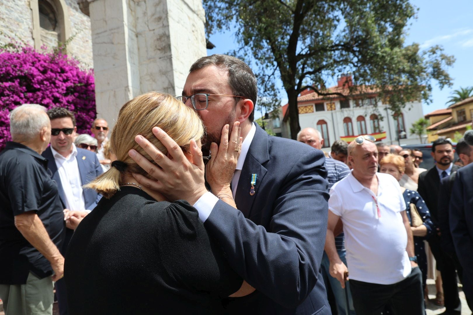 Emotivo adiós a Antonio Trevín en Llanes