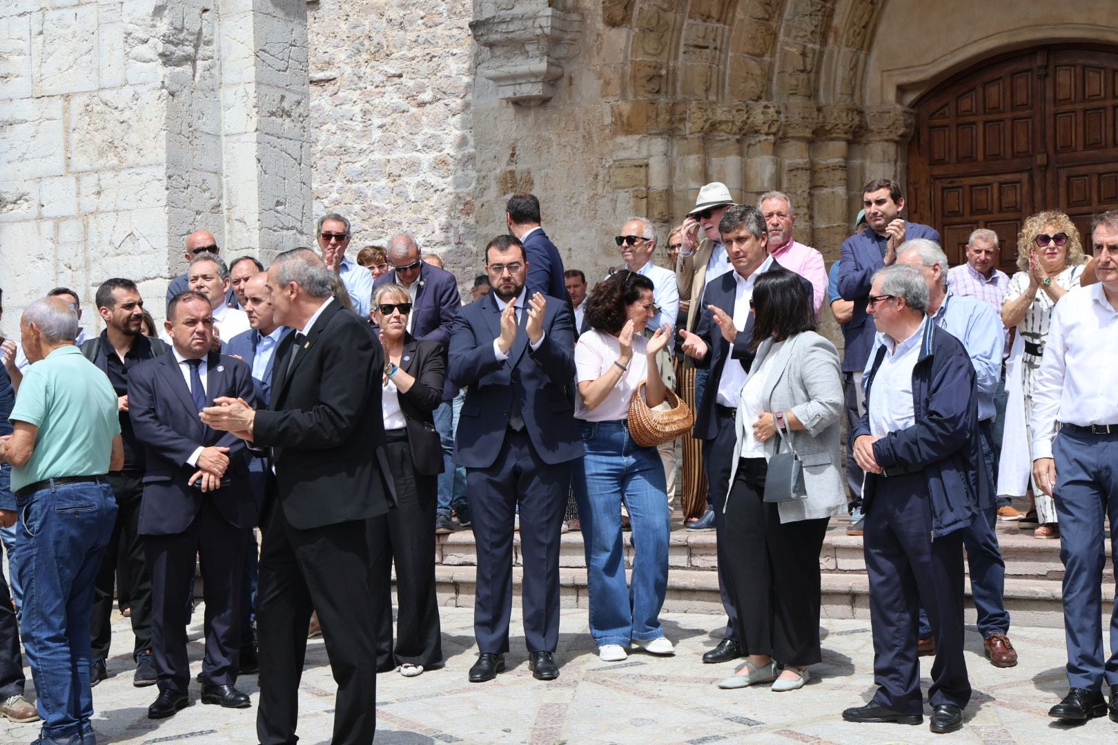 Emotivo adiós a Antonio Trevín en Llanes