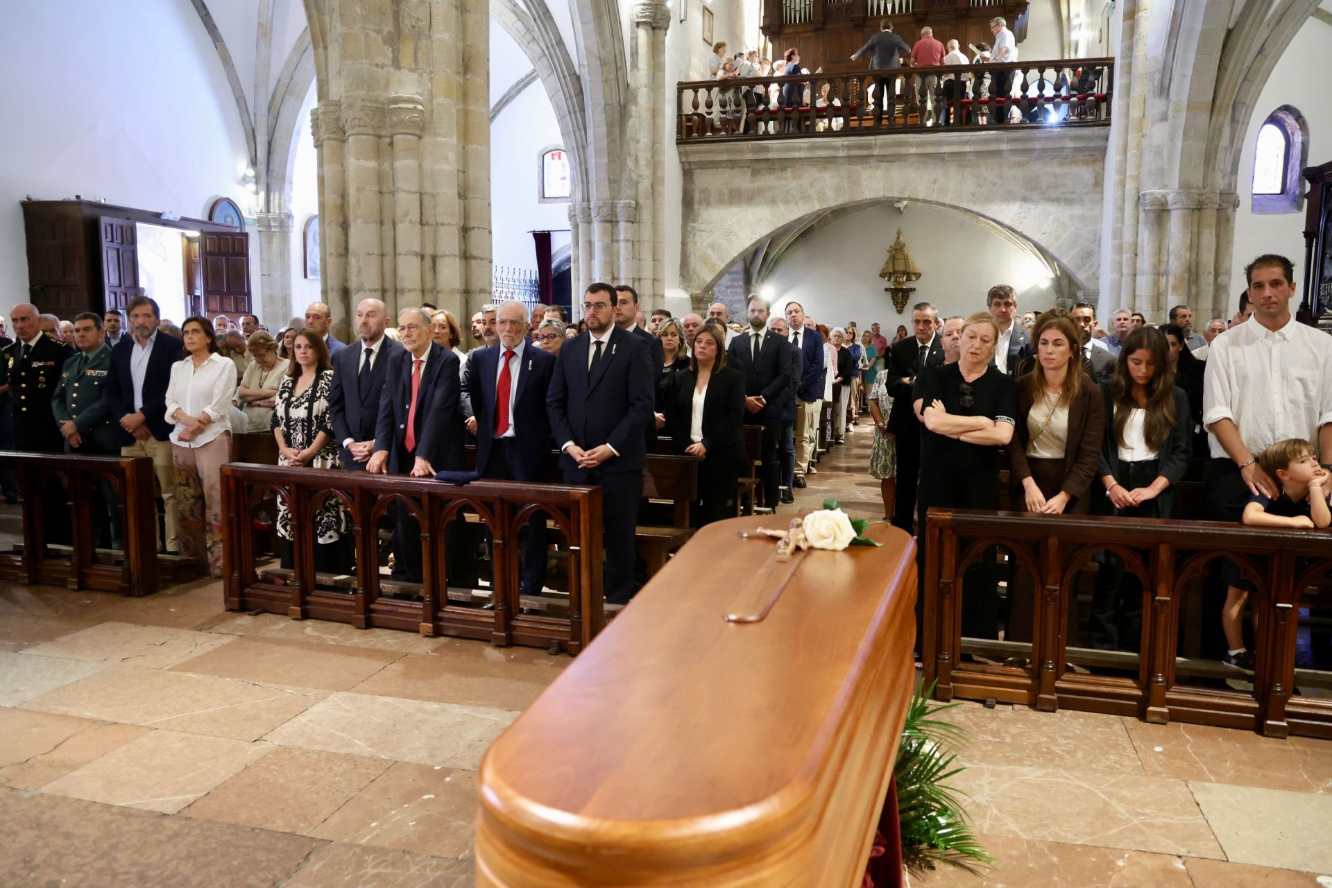 Emotivo adiós a Antonio Trevín en Llanes