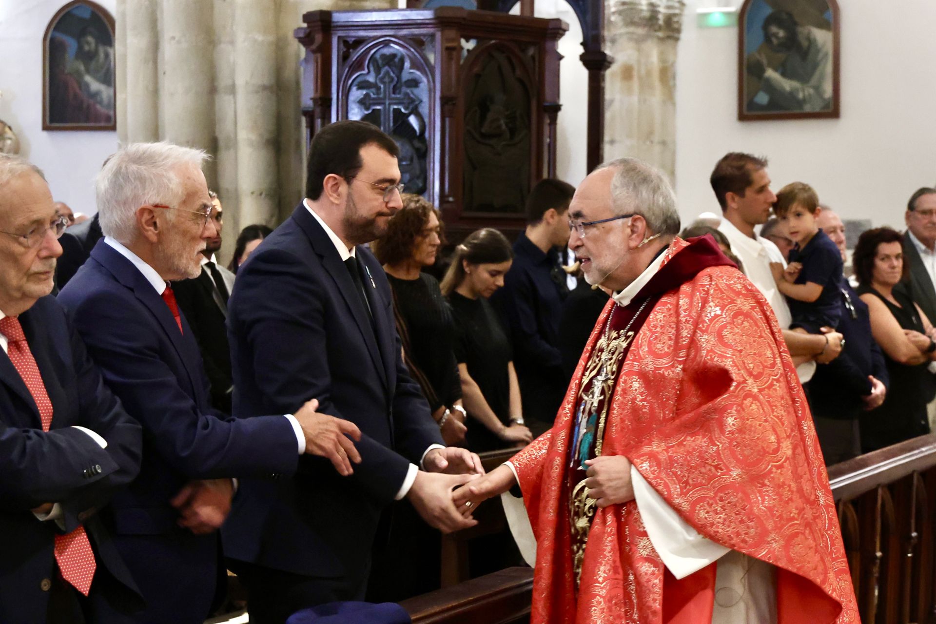 Emotivo adiós a Antonio Trevín en Llanes