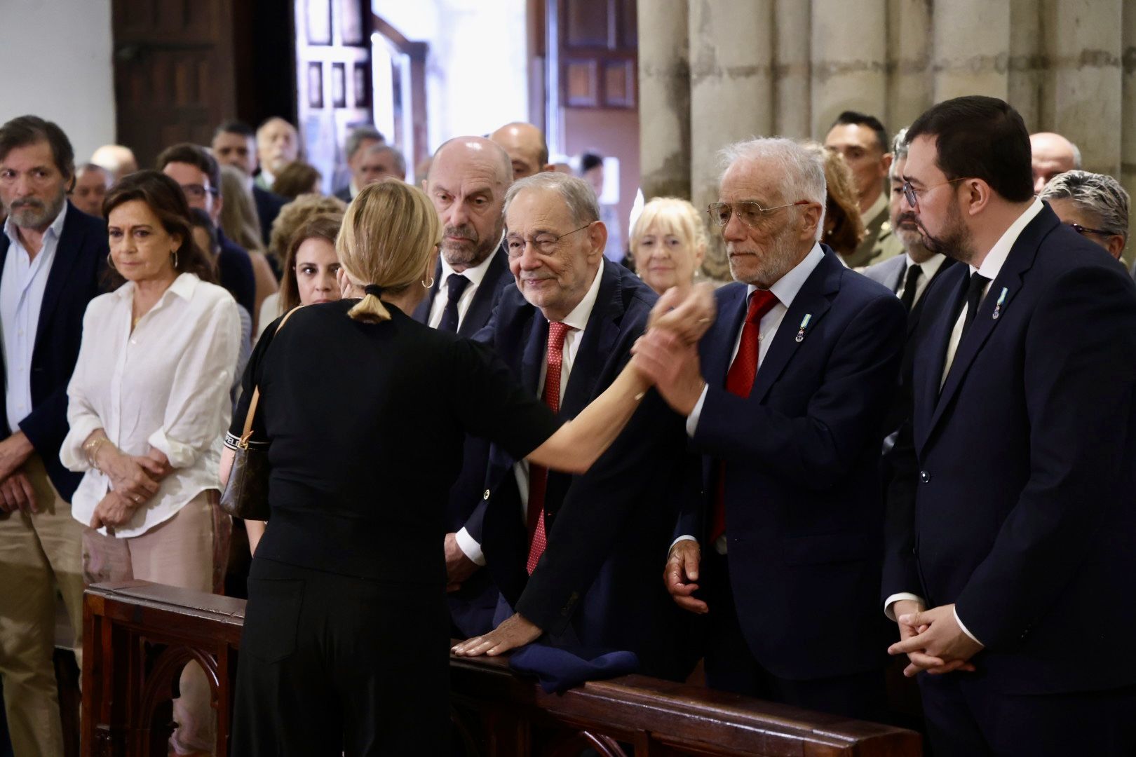 Emotivo adiós a Antonio Trevín en Llanes