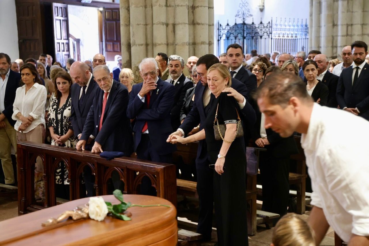 Emotivo adiós a Antonio Trevín en Llanes