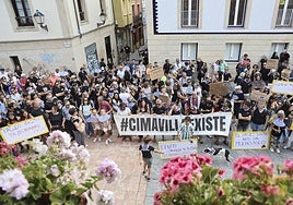 La protesta vecinal de Cimavilla a su paso por Claudio Alvargonzález, a la altura de la Casa Paquet y el 'arbol de la sidra'.