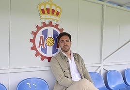 Miguel Linares, en el banquillo del Suárez Puerta.