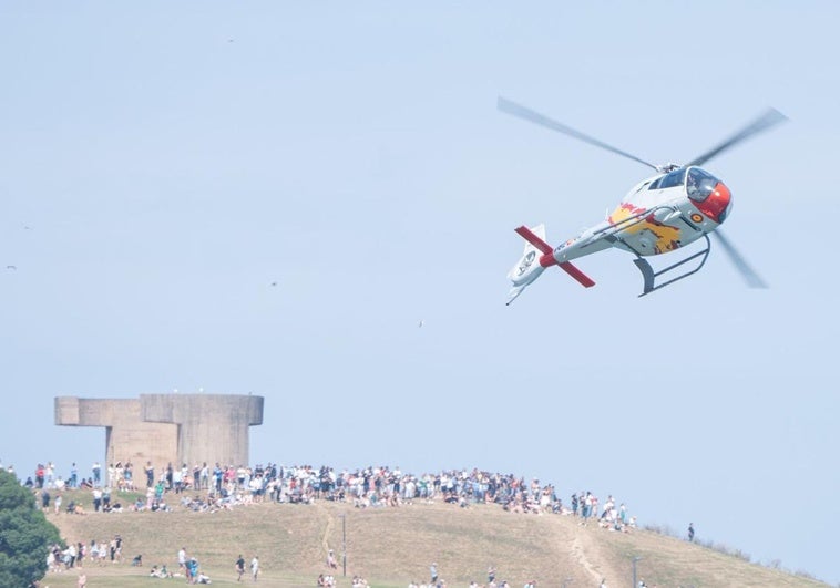 Un helicóptero de la Patrulla Aspa, este viernes, sobrevolando la bahía de San Lorenzo ante la atenta mirada de cientos de espectadores ubicados en el Cerro.
