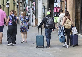 Turistas con maletas en Oviedo.