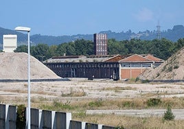 Vista de los terrenos liberados tras la demolición de baterías de cok con los almacenes generales en el centro de la gran parcela.