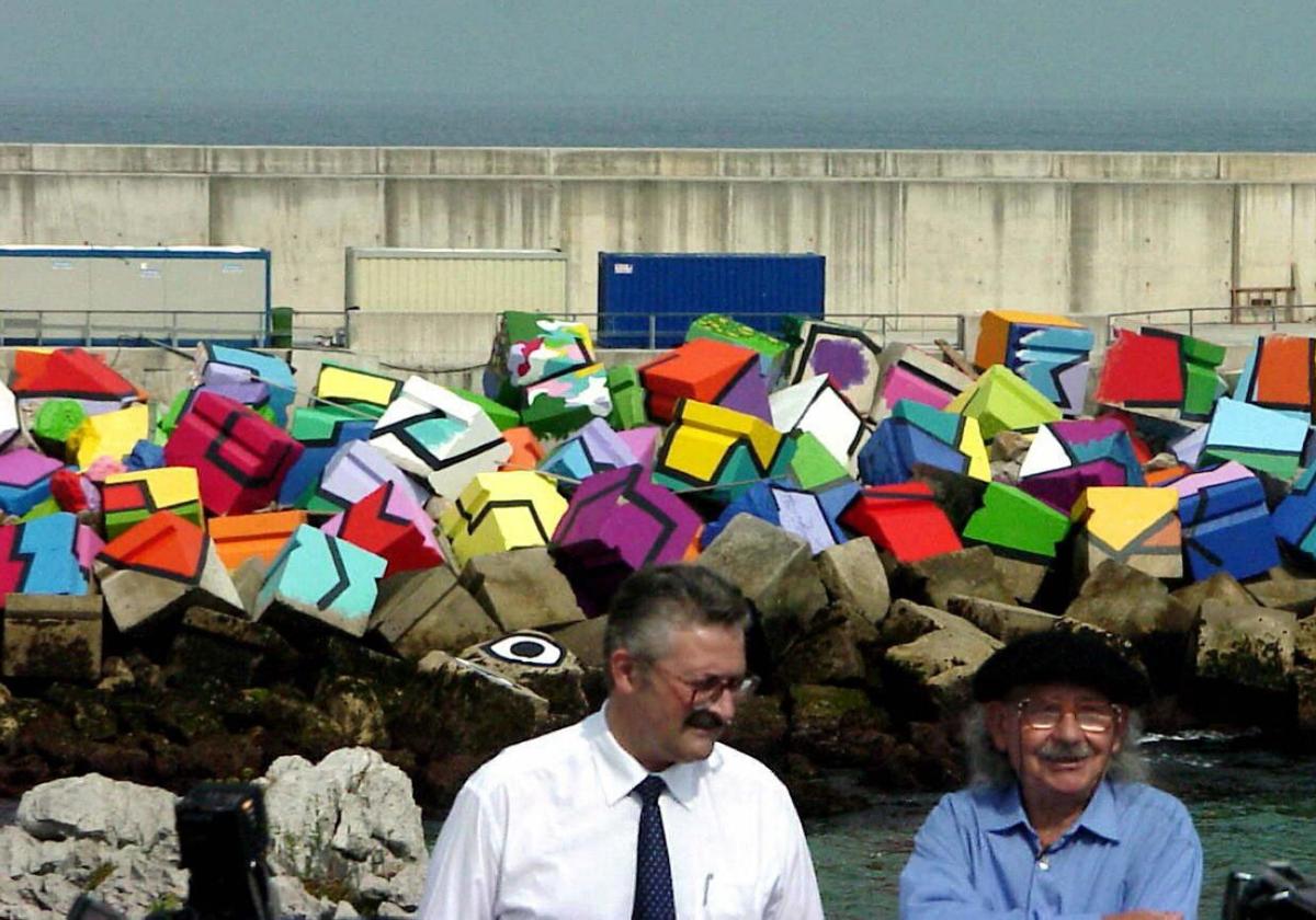 Antonio Trevín y Agustín Ibarrola, con la primera fase de los Cubos de la Memoria, en septiembre de 2001.